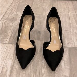 Jessica Simpson black high heels. Scalloped trim.